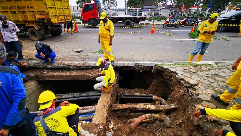 Jalan Ambles di Daan Mogot KM 18, Lalu Lintas Tersendat - Bagian 2