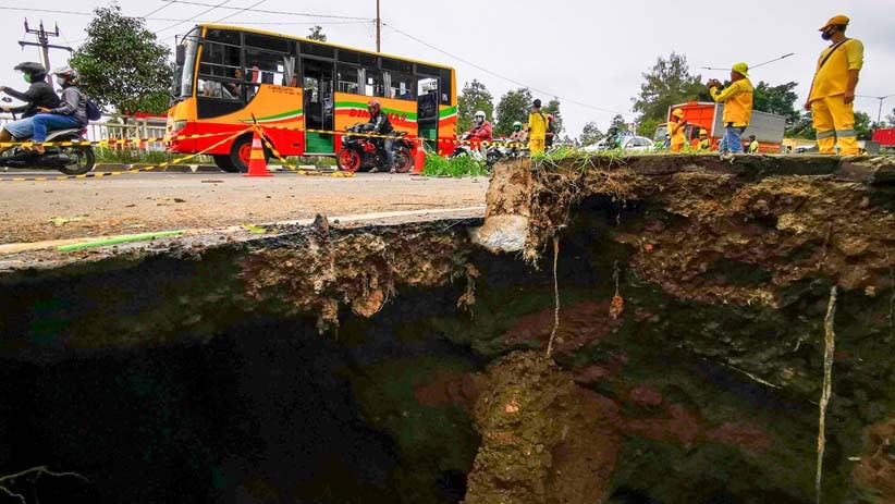 Jalan Ambles di Daan Mogot KM 18, Lalu Lintas Tersendat - Bagian 1