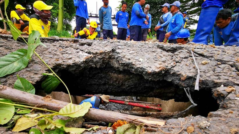 Jalan Ambles di Daan Mogot KM 18, Lalu Lintas Tersendat - Bagian 3