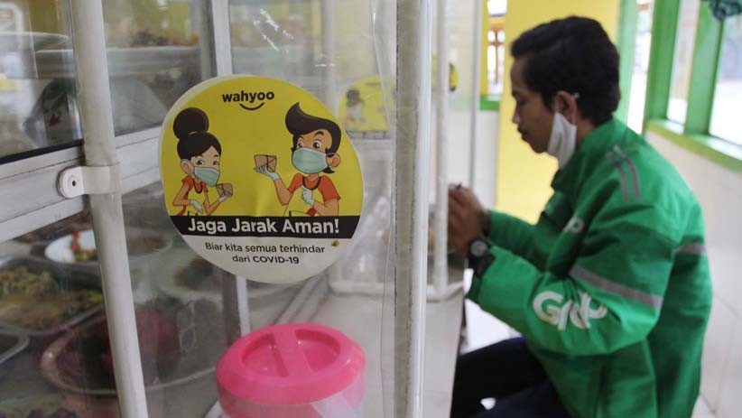 Terapkan Protokol Kesehatan, Warteg di Jaksel Beri Sekat Pembatas Meja Konsumen - Bagian 1
