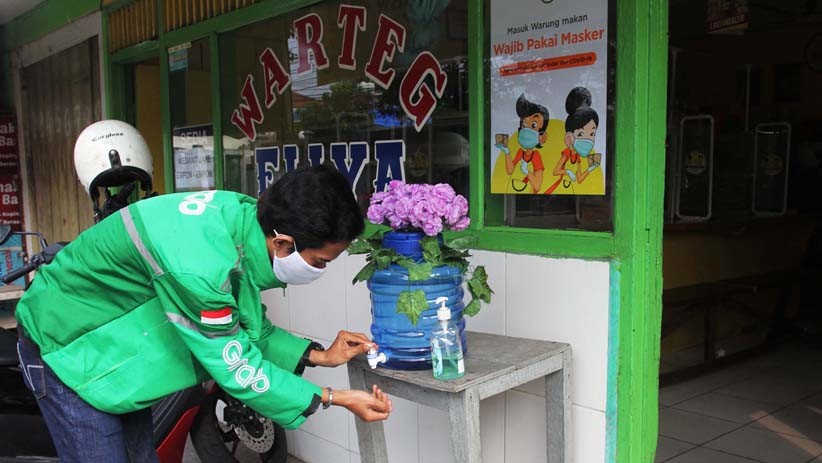 Terapkan Protokol Kesehatan, Warteg di Jaksel Beri Sekat Pembatas Meja Konsumen - Bagian 4