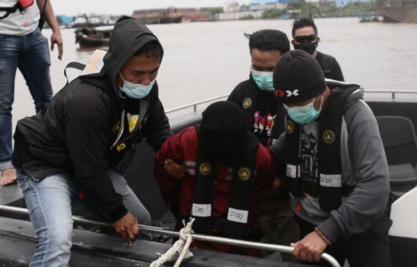 title Polisi Sebut 3 Terduga Teroris yang Ditangkap di Kalbar Jaringan JAD Polisi Sebut 3 Terduga Teroris yang Ditangkap di Kalbar Jaringan JAD