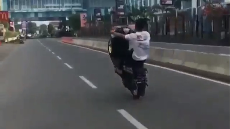 Viral di Medsos, Pengendara Motor Freestlye Angkat Ban Dicari Polisi