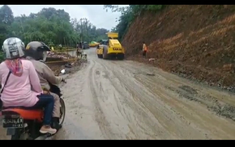 Sempat Terputus akibat Amblas, Jalan Lahat – Pagaralam Kembali Bisa Dilewati