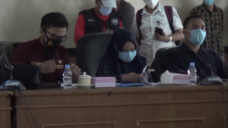 Dimediasi Dewan dan Dinas, Guru Honorer Dipecat dan Kepala Sekolah Sudah Berdamai