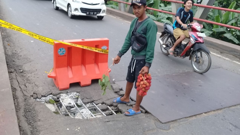 Duh, Pengendara Was-Was karena Jembatan Jalinsum Lampung Berlubang