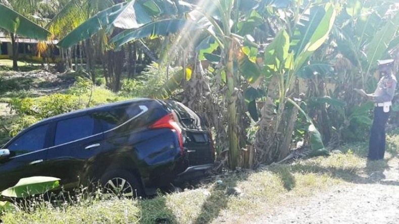 Mobil Wakil Bupati Agam Kecelakaan, Masuk ke Kebun Pisang Warga