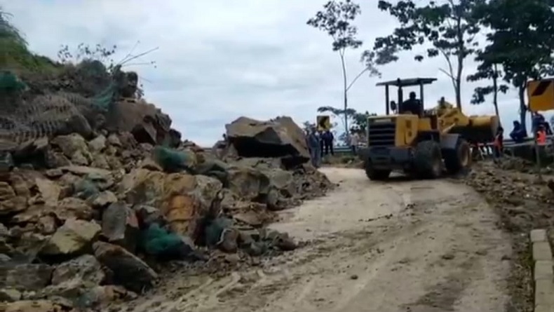 Tebing Setinggi 50 Meter Longsor,  Jalan Cianjur-Bandung Sempat Lumpuh