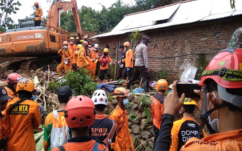 title 101 Warga Mengungsi usai Longsor Nganjuk, 7 Orang Belum Ditemukan 101 Warga Mengungsi usai Longsor Nganjuk, 7 Orang Belum Ditemukan