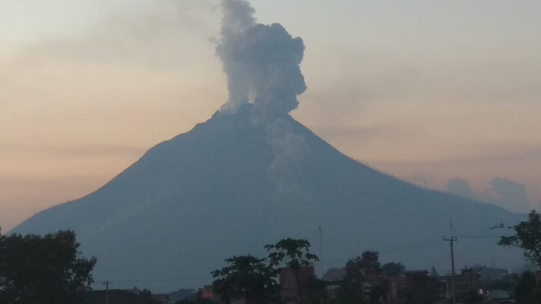 Gunung Sinabung Erupsi, Luncurkan Guguran Awan Panas Sejauh 1,7 Km