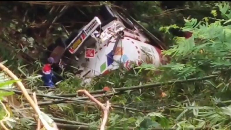 Tangki BBM Terjun Bebas ke Jurang Sedalam 40 Meter di Cianjur, Nasib Sopir Belum Diketahui