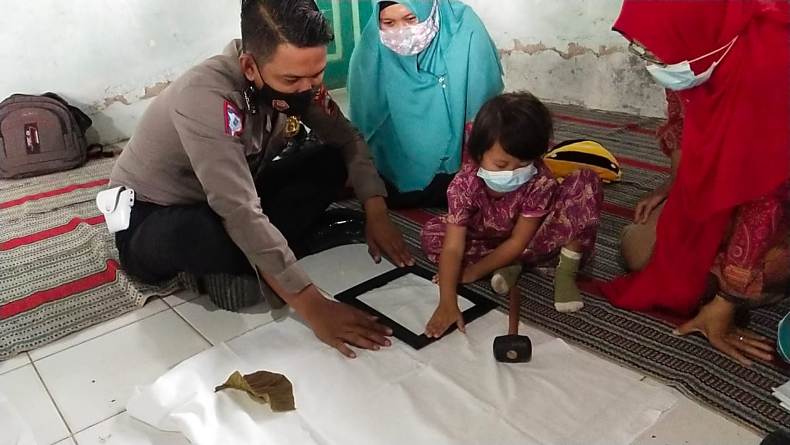Polisi Ini Ajari Anak-Anak Difabel di Blora Membatik Ecoprint 