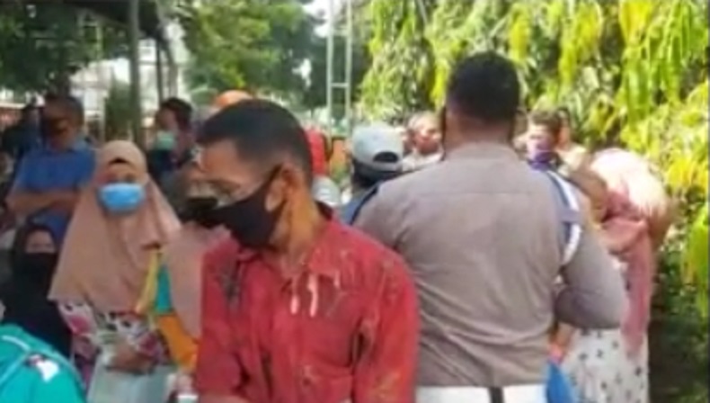 Tidak Patuhi Prokes, Pencairan BST di Tebingtinggi Dibubarkan Polisi