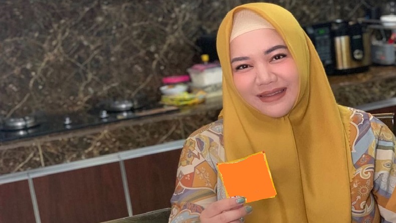 Sempat Hebohkan Warganet, Misteri Kotak Oranye Risa Saraswati Terungkap 