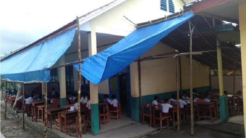 Ruang Kelas Kurang, Siswa SD di Mentawai Belajar di Teras Beratapkan Terpal