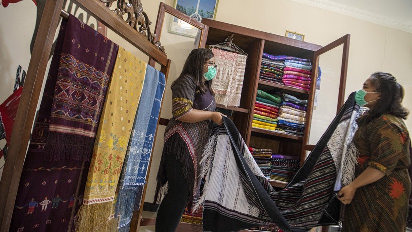 Melihat Kain Ulos Khas Tarutung Tapanuli Utara, Dijual Rp15 Juta - Bagian 2