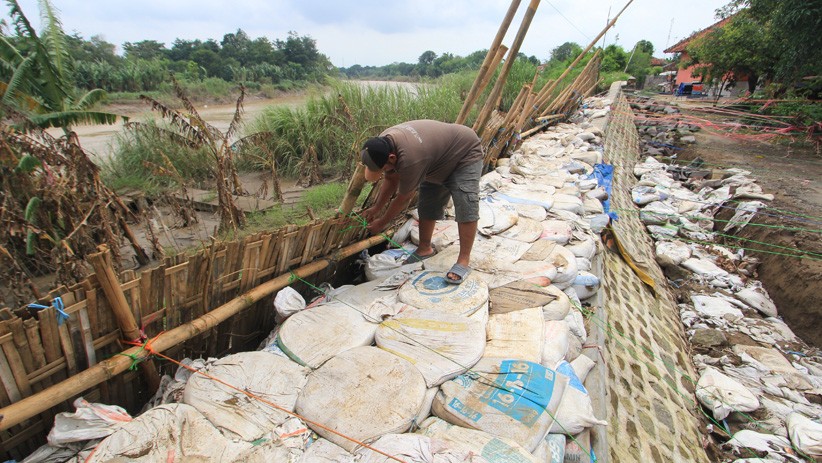 Dinding Tanggul Sungai Cimanuk Roboh, Warga Indramayu Khawatir Kebanjiran