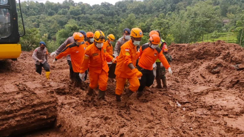 Detik-Detik Basarnas Evakuasi 5 Jenazah Korban Longsor Nganjuk - Bagian 2