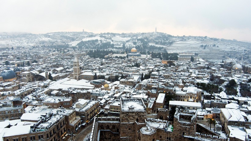 Penampakan Kompleks Masjid Al-Aqsa Yerusalem Diselimuti Salju - Bagian 3