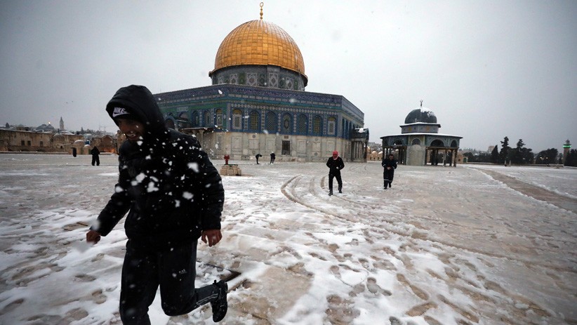 Penampakan Kompleks Masjid Al-Aqsa Yerusalem Diselimuti Salju - Bagian 4