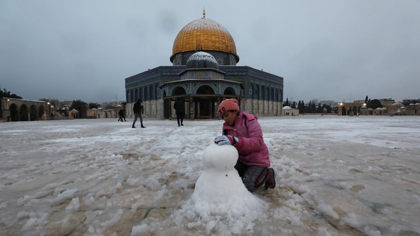 Penampakan Kompleks Masjid Al-Aqsa Yerusalem Diselimuti Salju - Bagian 2