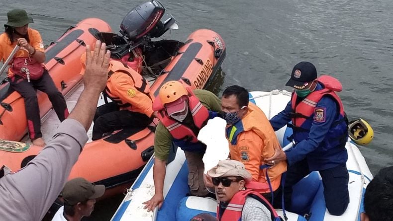 title Terseret Arus 200 Meter, Anak Tenggelam Ditemukan Meninggal di Waduk Saguling KBB Terseret Arus 200 Meter, Anak Tenggelam Ditemukan Meninggal di Waduk Saguling KBB