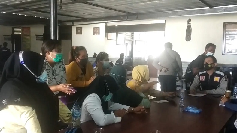 Ibu-Ibu di Mimika Datangi Kantor Polisi Laporkan Dugaan Penipuan Arisan Online