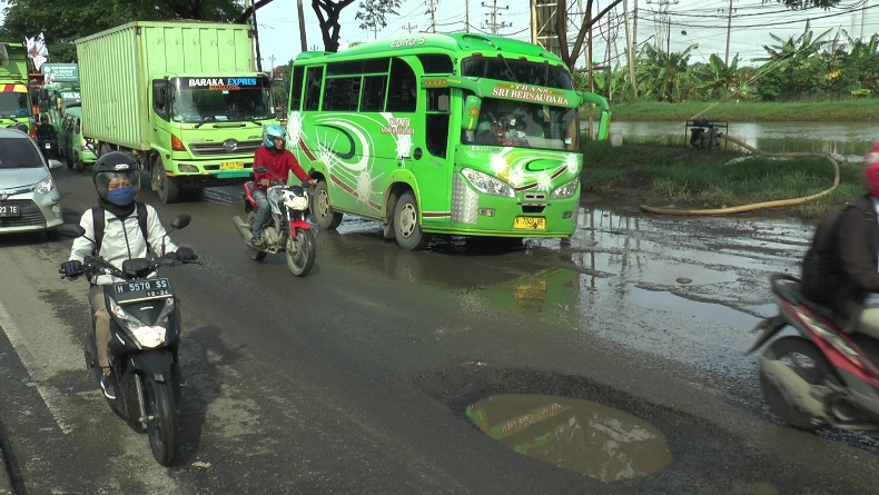 Jalur Pantura Semarang-Demak Berlubang, Hati-Hati Rawan Kecelakaan  