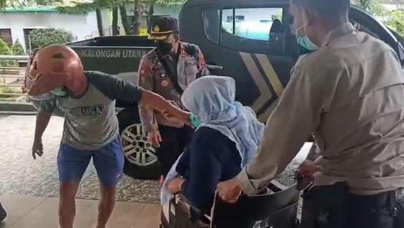 Dramatis, Polisi Evakuasi Ibu akan Melahirkan di Tengah Kepungan Banjir 