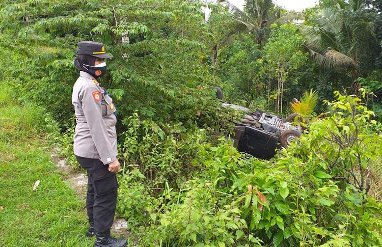 Mobil Boks Masuk Jurang di Kulonprogo, Pengemudi dan Penumpang Dilarikan ke Rumah Sakit