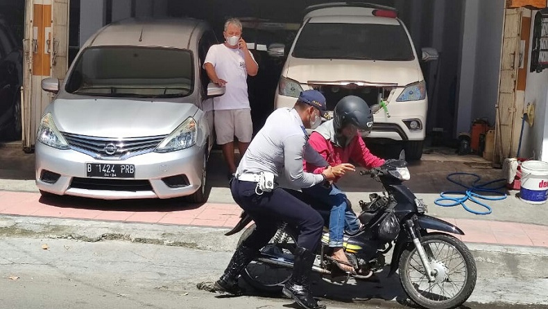 Gegara Takut Bayar Denda, Pelanggar Prokes di Blitar Tancap Gas hingga Tabrak Petugas 
