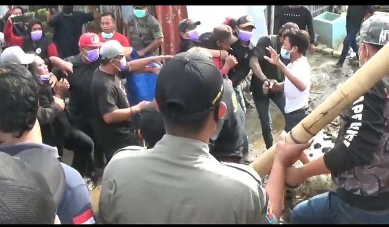 title Pembongkaran Ratusan Rumah di Cebolok Semarang Ricuh, Warga Hadang Satpol PP Pembongkaran Ratusan Rumah di Cebolok Semarang Ricuh, Warga Hadang Satpol PP
