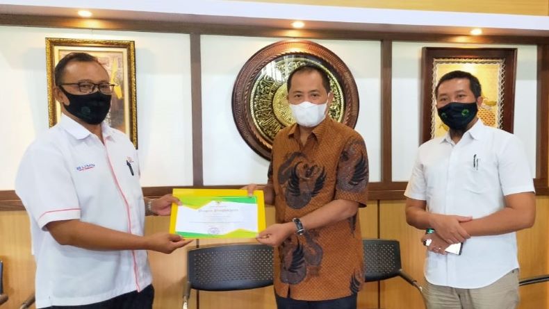 Bupati Karanganyar Beri Penghargaan untuk Perhutani Surakarta 