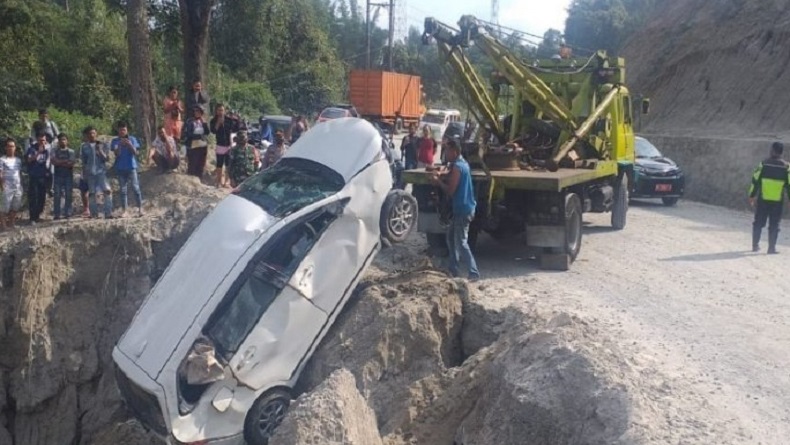 title Mobil Milik Personel Polisi Masuk Jurang Sedalam 20 Meter di Simalungun Mobil Milik Personel Polisi Masuk Jurang Sedalam 20 Meter di Simalungun