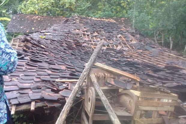 Hujan Disertai Angin, Robohkan Rumah hingga Tiang Listrik  