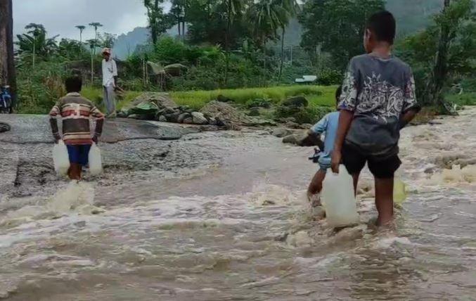 Demi Air Bersih 5 Liter, Anak-Anak di Sikka Bertaruh Nyawa Terjang Banjir