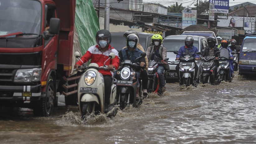 Santai, Pria Ini Tiduran di Atas Kasur Angin saat Banjir Depok - Bagian 3