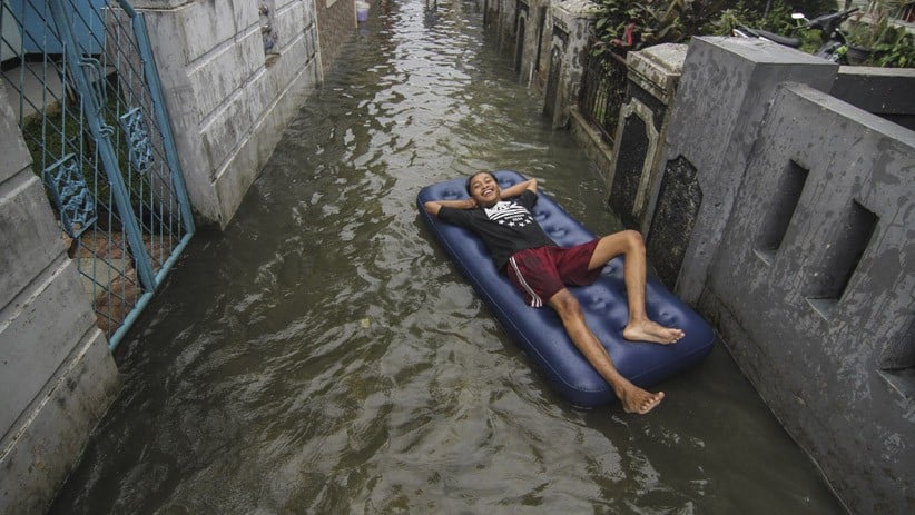 Santai, Pria Ini Tiduran di Atas Kasur Angin saat Banjir Depok - Bagian 1