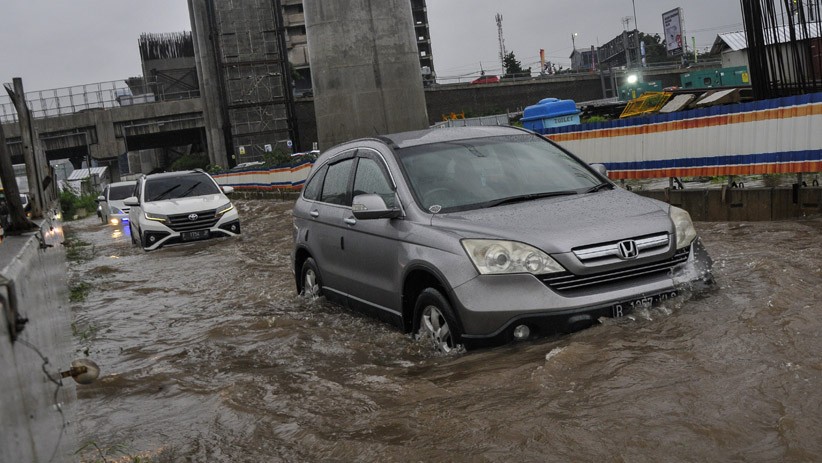 Banjir di Jalan Menuju Gerbang Tol Jakarta - Cikampek, Banyak Mobil Terjebak - Bagian 2