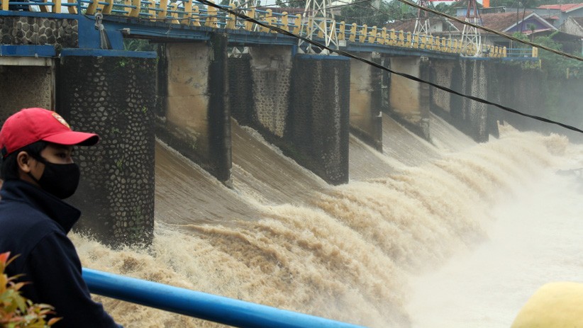 Penampakan Bendung Katulampa Siaga 3 Siang Ini, Air Mengalir Deras - Bagian 1