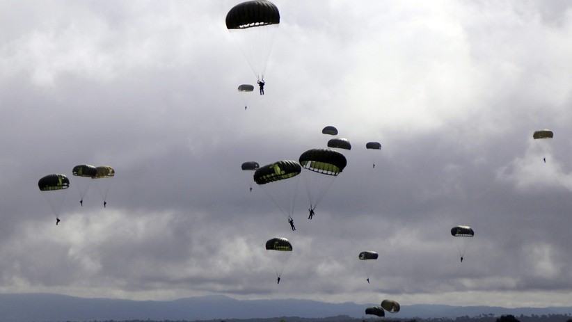 Aksi Paskhas TNI AU Terjun Payung Amankan Wilayah Perbatasan NKRI - Bagian 1