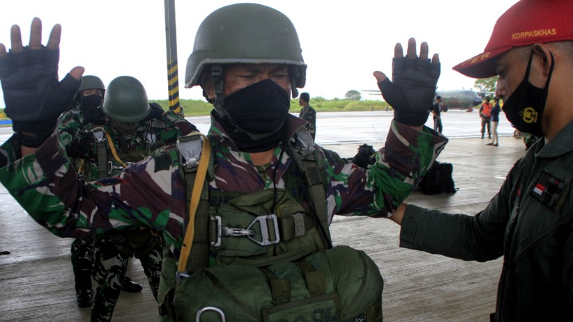 Aksi Paskhas TNI AU Terjun Payung Amankan Wilayah Perbatasan NKRI - Bagian 2