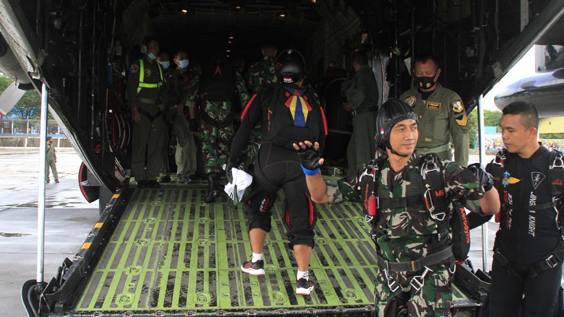 Aksi Paskhas TNI AU Terjun Payung Amankan Wilayah Perbatasan NKRI - Bagian 3