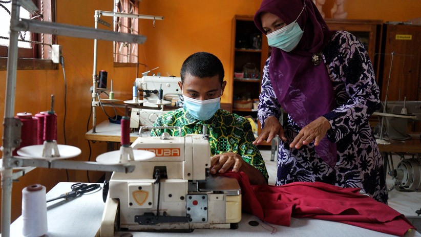 Pelajar Penyandang Disabilitas Dapat Pelatihan Keterampilan Menjahit - Bagian 2