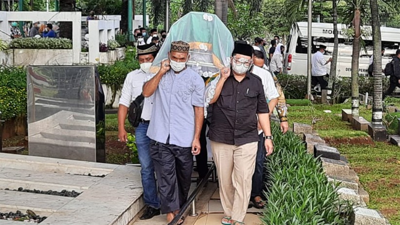 Fadli Zon Gotong Keranda Jenazah Ibunda ke Pemakaman - Bagian 2