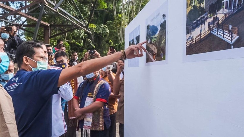 Sandiaga Uno Ngopi Bareng Warga Samosir dengan Latar Keindahan Danau Toba - Bagian 3