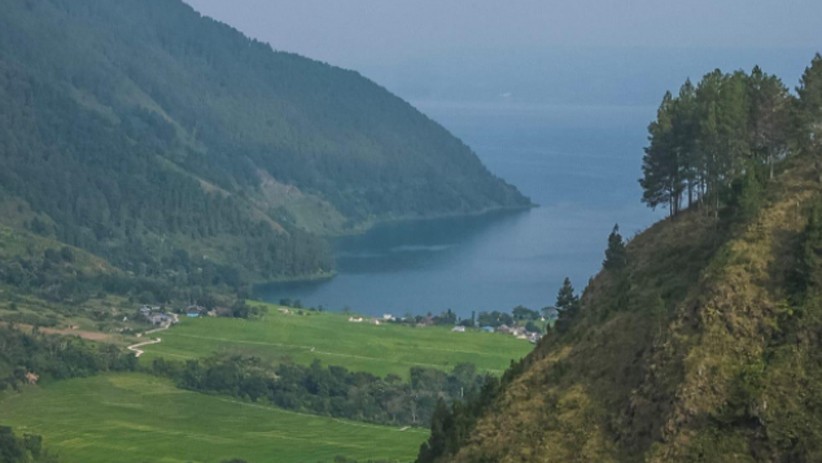 Sandiaga Uno Ngopi Bareng Warga Samosir dengan Latar Keindahan Danau Toba - Bagian 4
