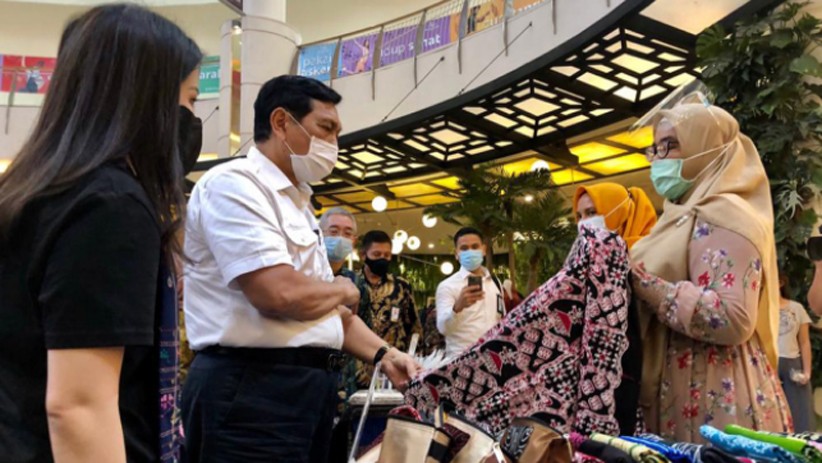 Luhut Binsar Panjaitan dan Angela Tanoesoedibjo Hadiri Pameran Beli Kreatif Danau Toba - Bagian 1