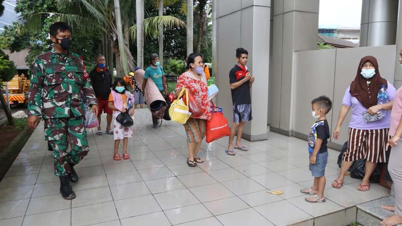 Banjir Belum Surut, Warga Cipinang Melayu Mengungsi ke Universitas Borobudur - Bagian 5
