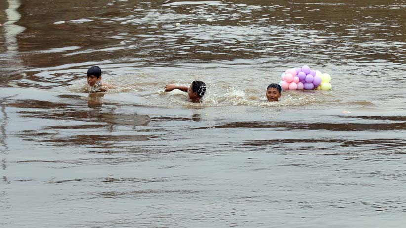 Anak-Anak Kampung Pulo Nekat Berenang di Arus Deras Sungai Ciliwung - Bagian 1